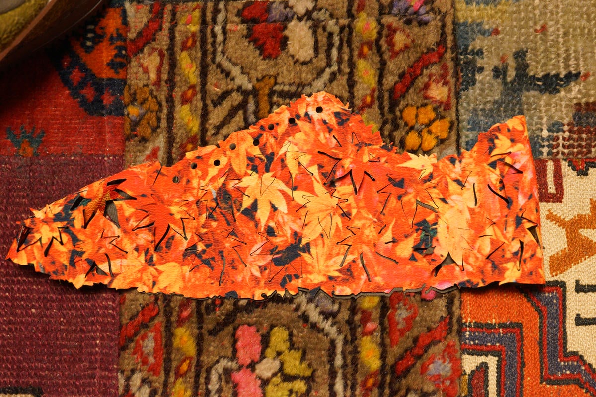 シュラウドはAF1のアッパー型になっていて左右で分割されたものを中央で縫うことでこの形状になっているみたい。