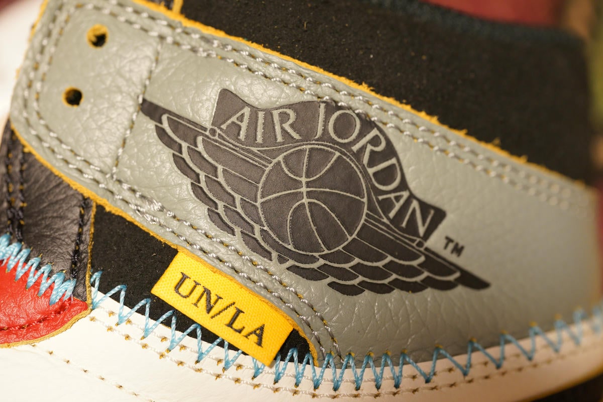 ウイングロゴは他のOG仕様のAJ1に比べると大きくなっている