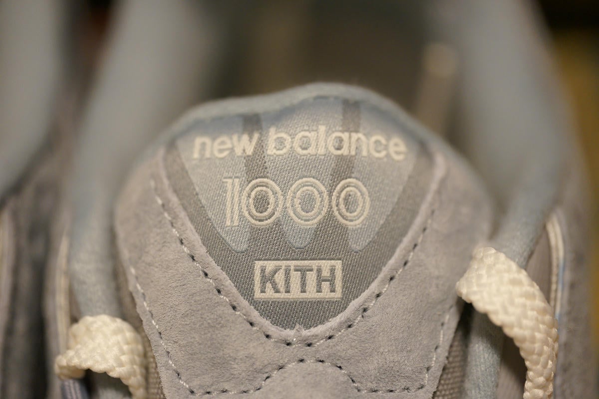 シュータンに貼り付けられたタグにはモデル名を現す「1000」と「KITH」のロゴが刺繍されている。
