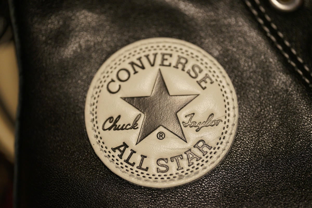 CONVERSE LEATHER  ALL STAR J HI BLACKのアンクルパッチはプリントではなく肉厚のレザーパッチが縫い付けられている。通常はネイビーとレッドの2トーンカラーになっているが、このモデルはブラックのワンカラーのみ使用。