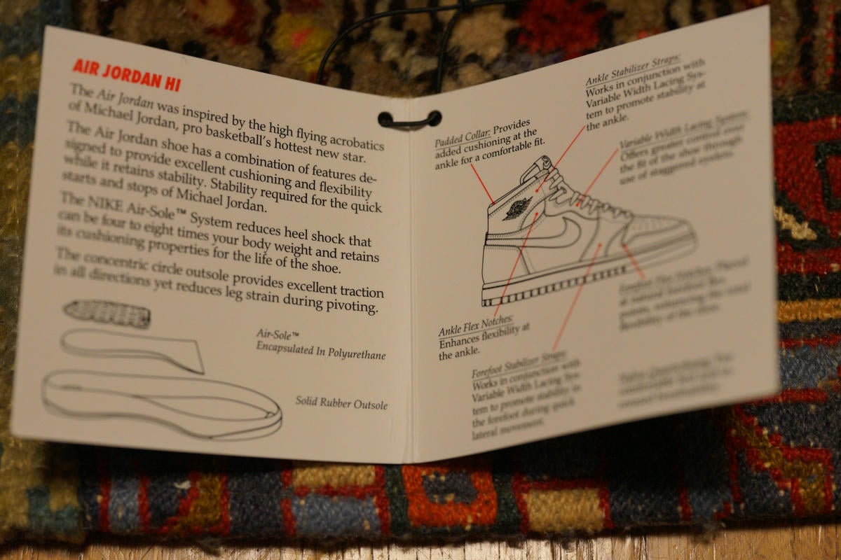 開くとAJ1のイラストを使ってシューズに使用されているテクノロジーを説明しています。