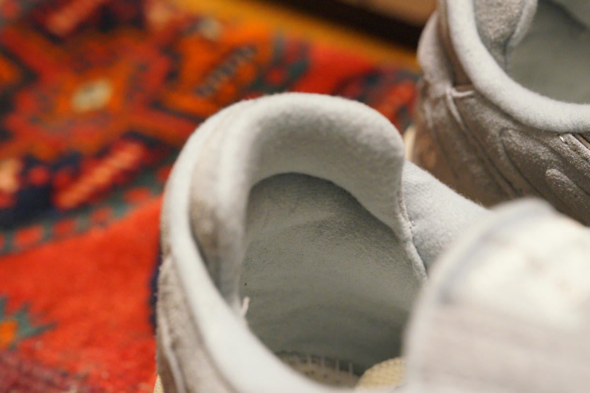 履き口部分にはアキレスけん周りを保護するかのような補強パーツが追加されている