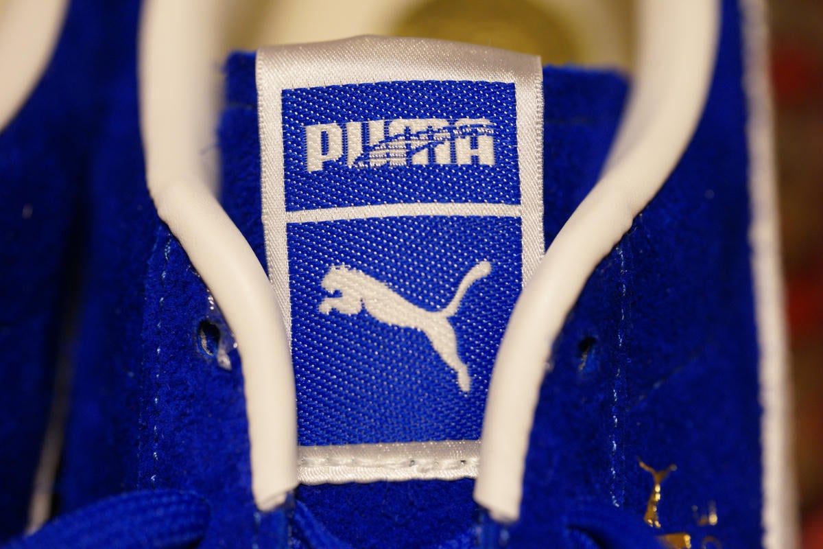PUMA SUEDE CHARLES F.STEAD Ⅲ ROYALのシュータンタグはブルーベースとホワイトの組合せプーマのマークは目が付いていない定番のタイプ