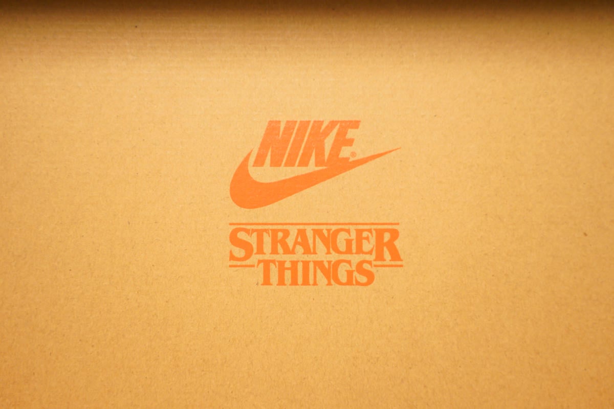 包装紙を取っ払うと箱の底にNIKEのロゴとSTRANGER THINGSのロゴがスタンプされていた。