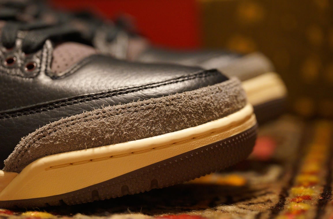 つま先のスエードは毛足長め。