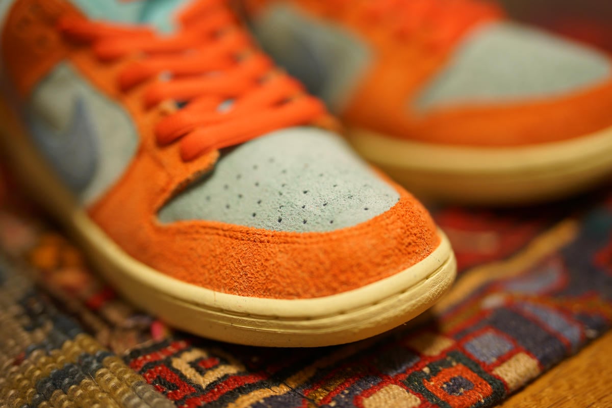 ミスティックレッドと同じ仕様のスエードなので近くで見ると質感は同じだが、遠くからみるとこちらの方が毛足が短く感じる。