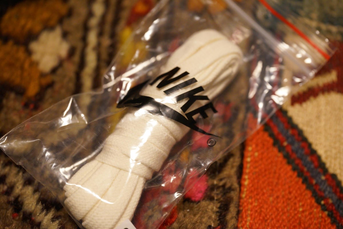 交換用のシューレースはスウッシュと同じホワイトカラー