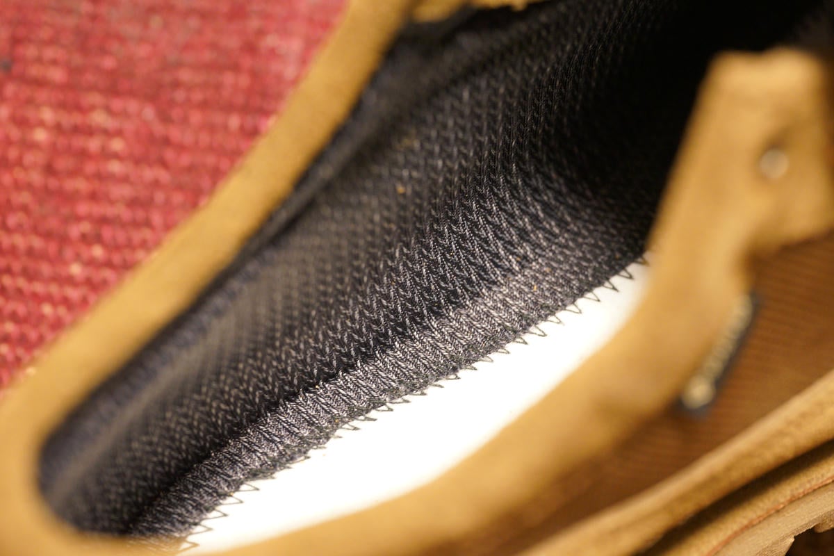 シューズ内部にゴアテックスが貼り付けられているのが見えるがインソールの下はゴアテックスと別の素材が使用されている。