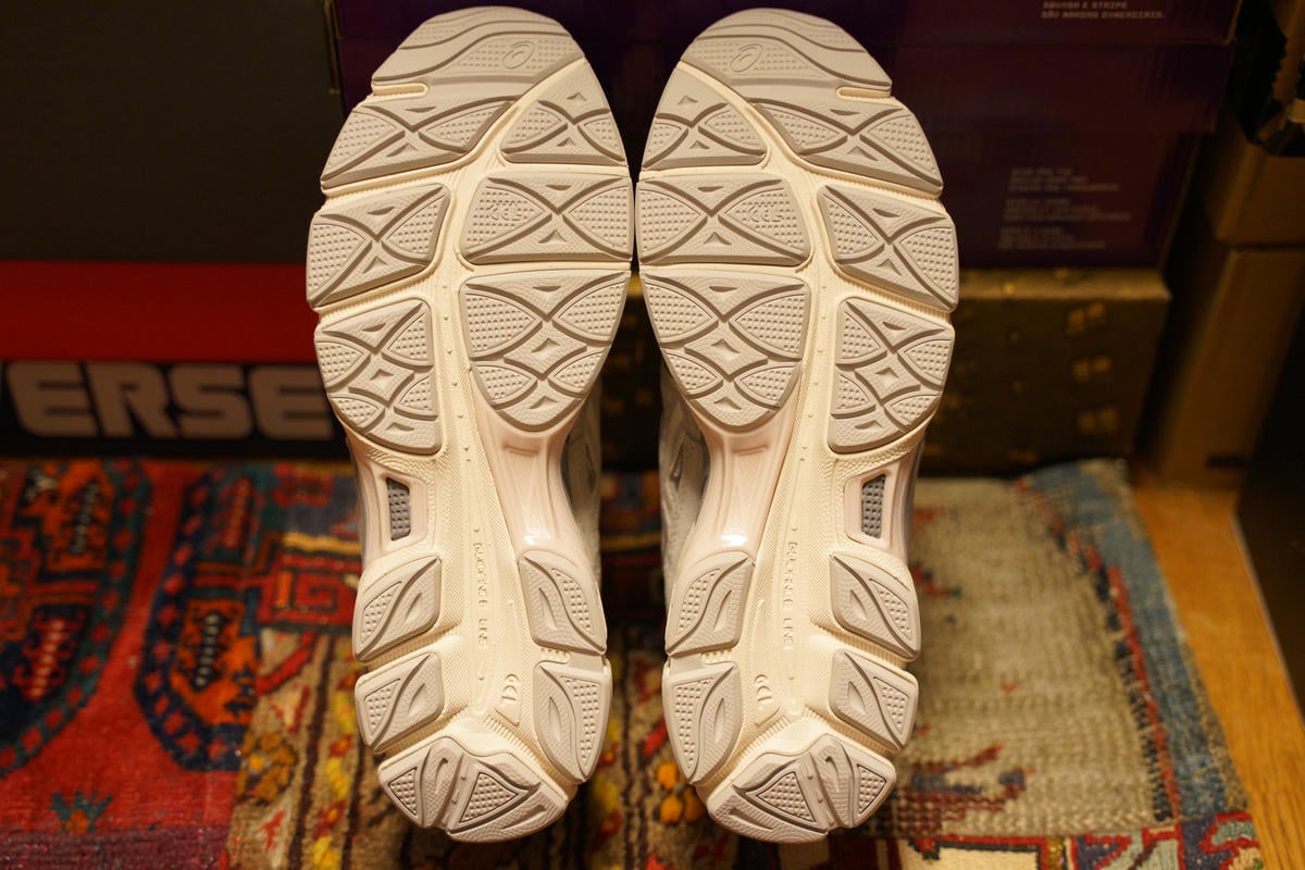 アウトソールは前足部分と踵部分で分割された作りになっており、中央に白いラインが走る。