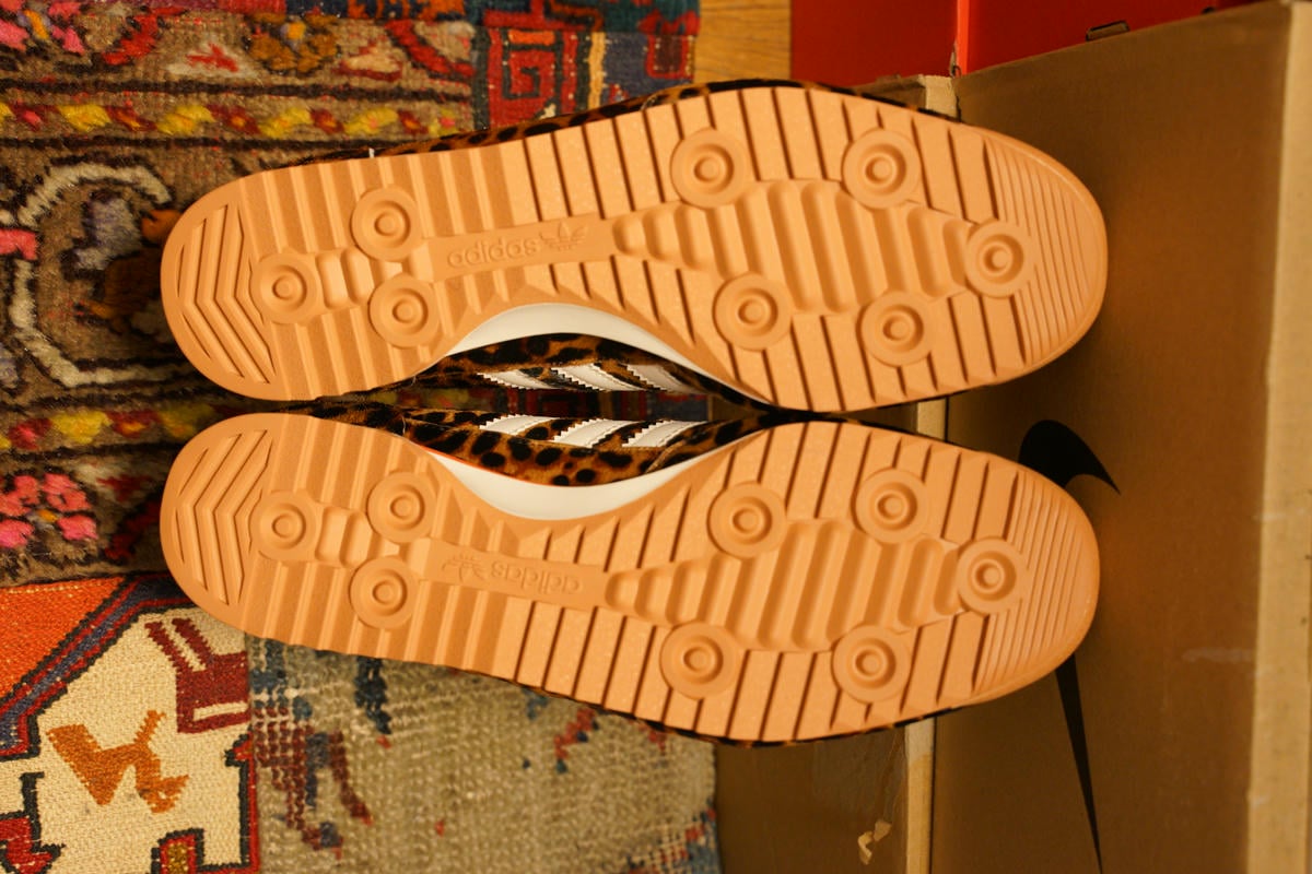 アウトソールはギザギザのトレッドパターンと◎型のパータンの組合せ。