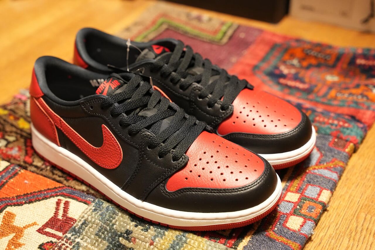 NIKE AIR JORDAN 1 LOW OG BANNEDを右斜め上から見た画像