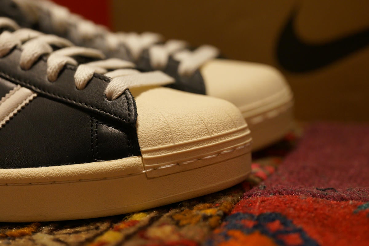 SUPERSTAR VINTAGE JQ3255 右サイドからシェルトゥのディテールを確認。