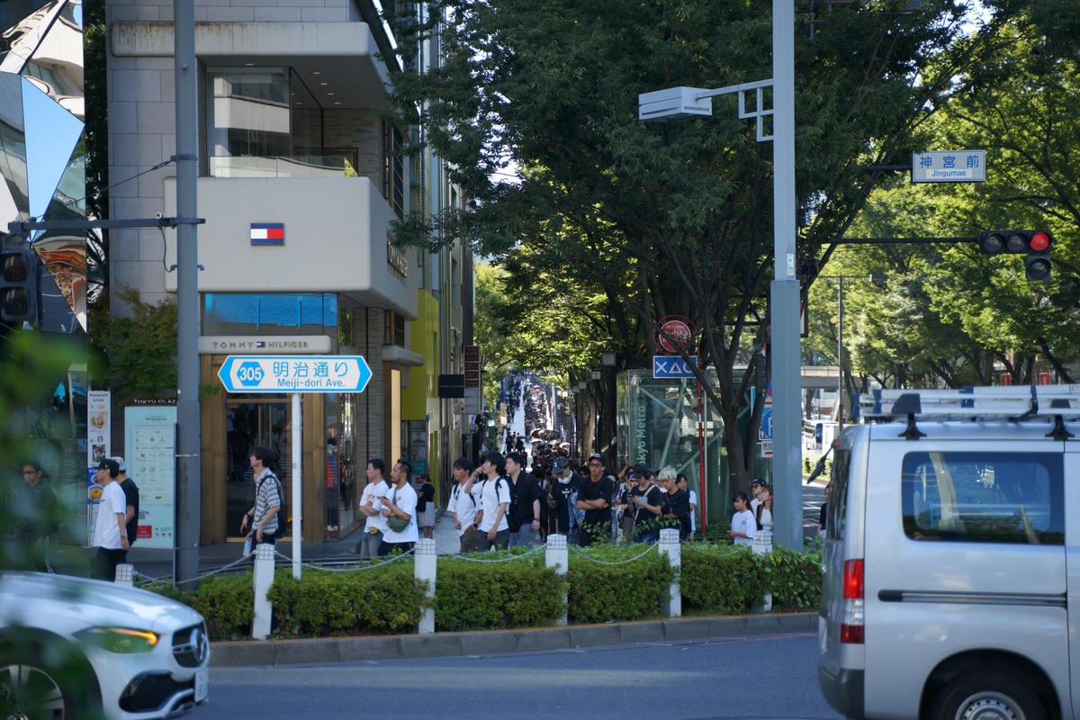 AM8:00頃のラフォーレ原宿前の交差点。抽選参加の待機列が表参道ヒルズの先まで伸びているように見える。
