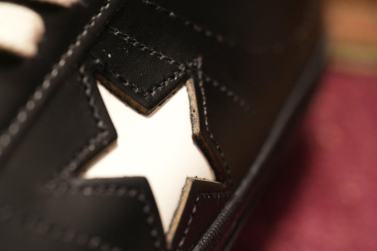 スターのサイドのレザーの断面は茶芯がみえる