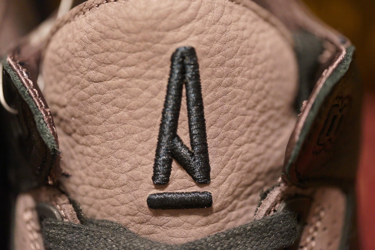 A MA MANIÉRE × NIKE WMNS AIR JORDAN 3 While You Were Sleepingのシュータン左側にはAの刺繍