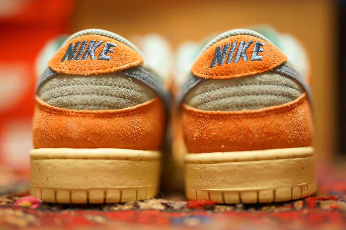 ヒールタブのNIKEロゴの刺繍はサイドパネルやスウッシュと同じカラーとなっている