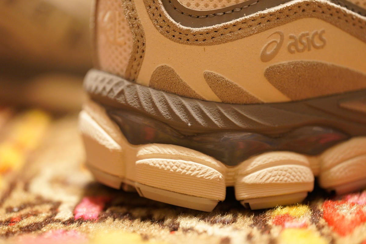 ミッドソールがグレーなのでホワイトパーツが象の足の爪のように見える。