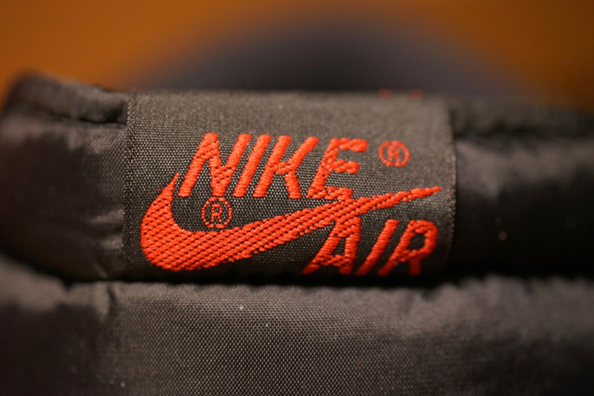 NIKE AIR JORDAN 1 HIGH 85 BREDのシュータンタグをチェック。他の85仕様とは異なる当時のフォントを再現
