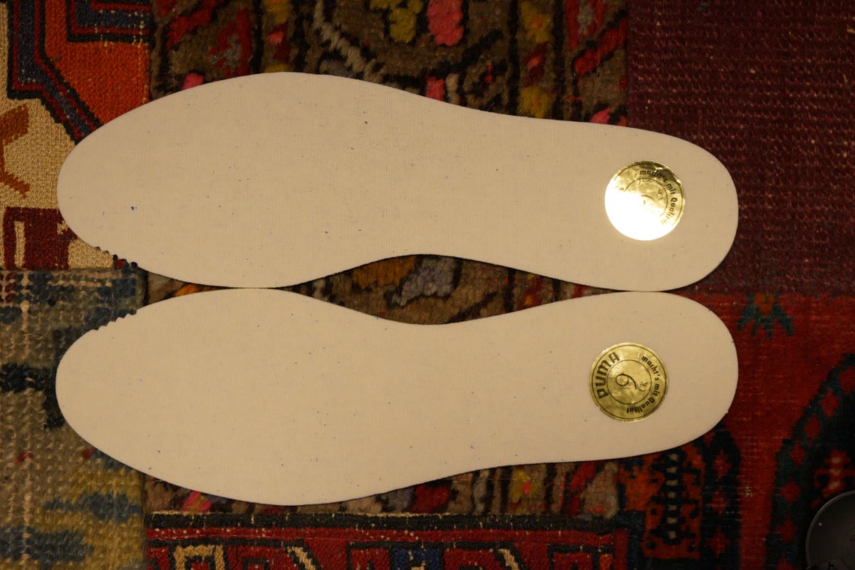 インソールはホワイトのコットン地。踵部分にサイズが表記された丸形のシールが貼ってある。