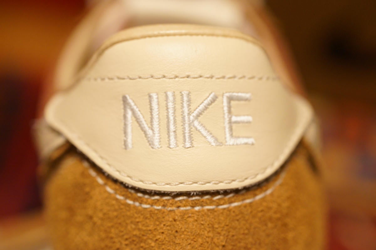 ヒールサイドのNIKEロゴはホワイトの刺繍