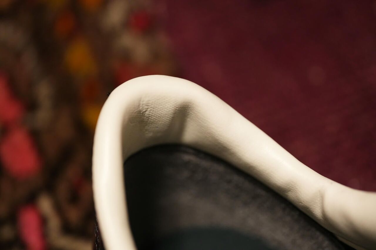 履き口のホワイトの部分は天然皮革ではなく合皮となっている