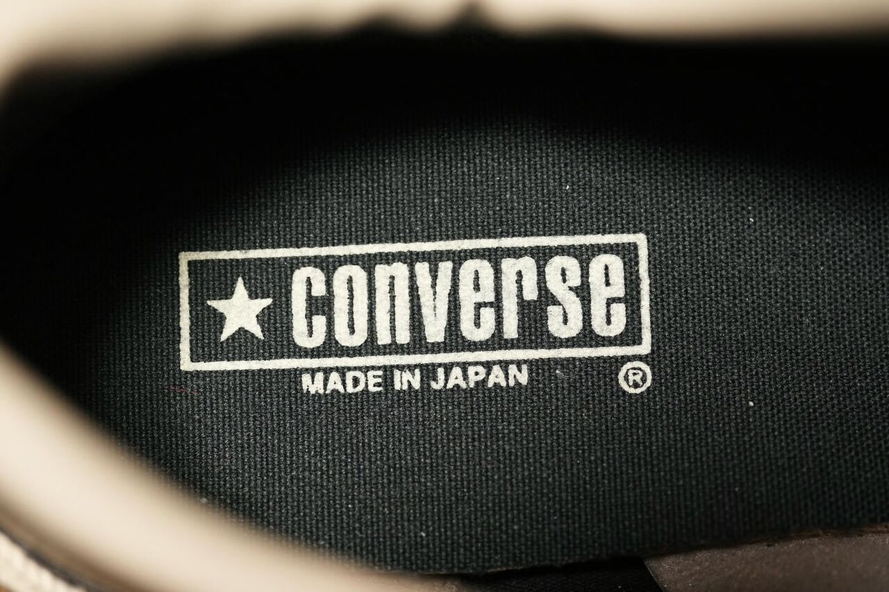 ブラックのインソールにコンバースのロゴとMADE IN JAPANを示すロゴがプリントされている。