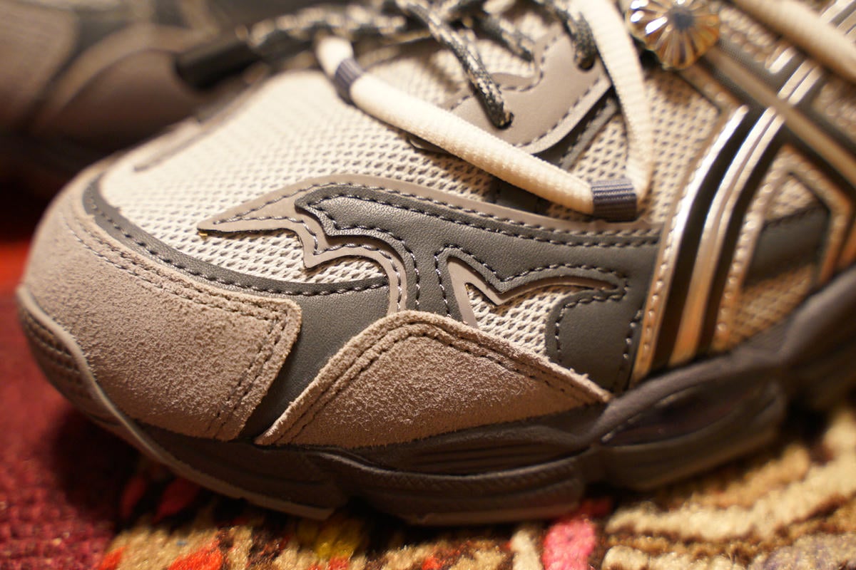 このウェスタン調のディテールはインラインのゲルキュムラス16にはないデザイン。