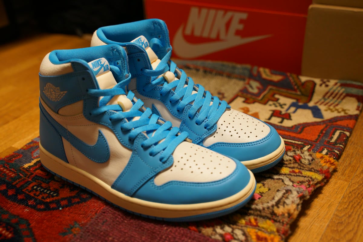 AJ1 HGH UNCを右斜め上から見る