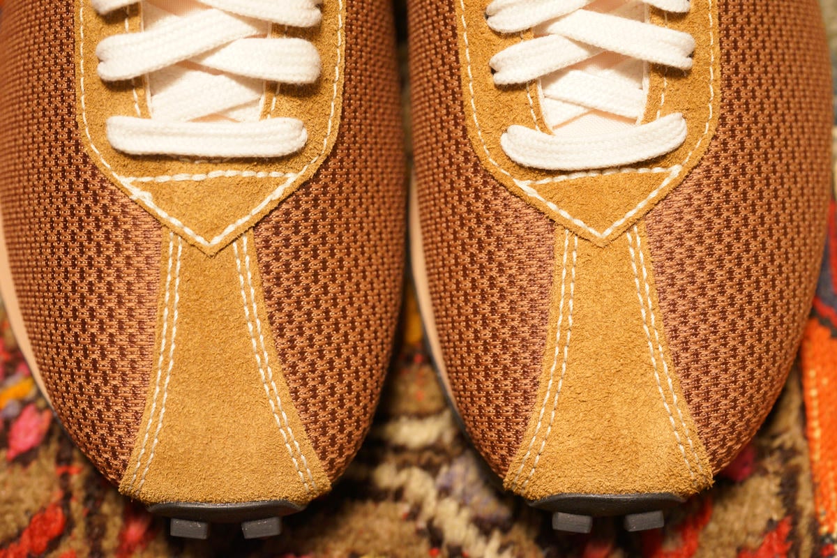 つま先を補強するスエードはいわゆるTトゥと呼ばれるタイプ