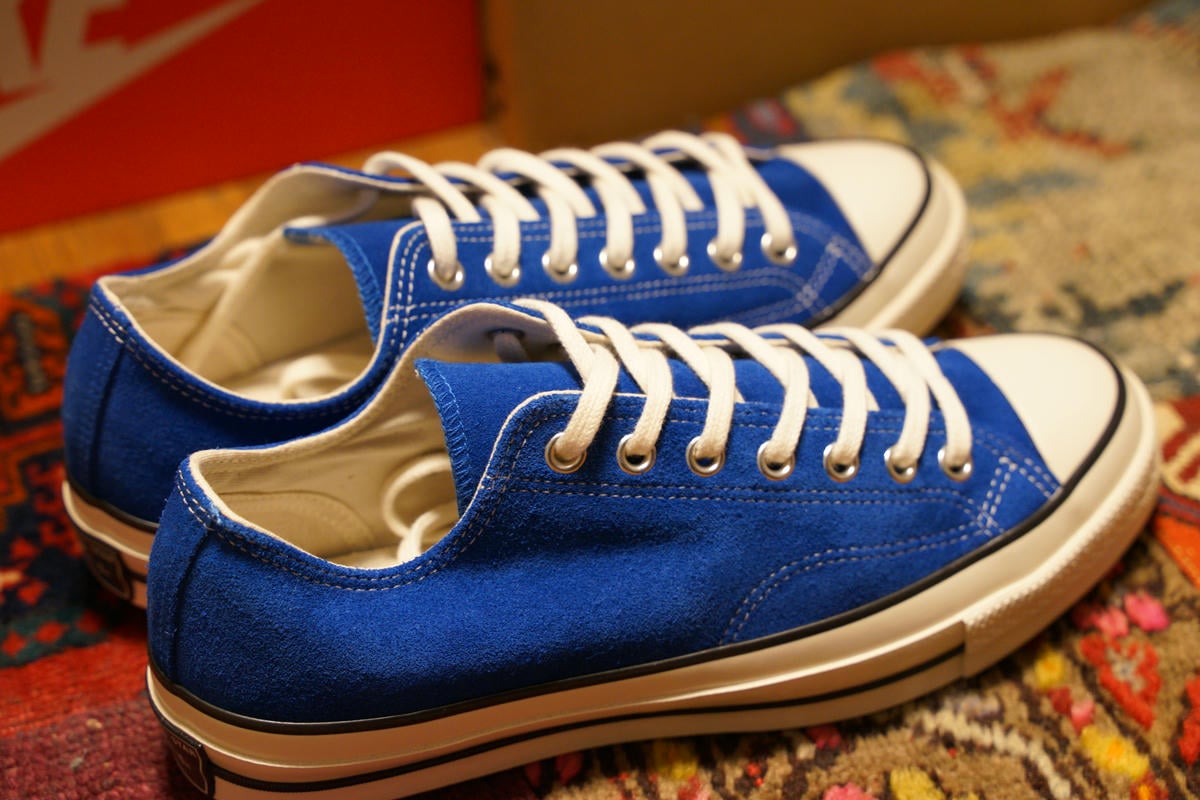 鮮やかなロイヤルブルーのスエードが美しいオールスターレガシー。オフホワイトのシューレースとのコントラストが映える。