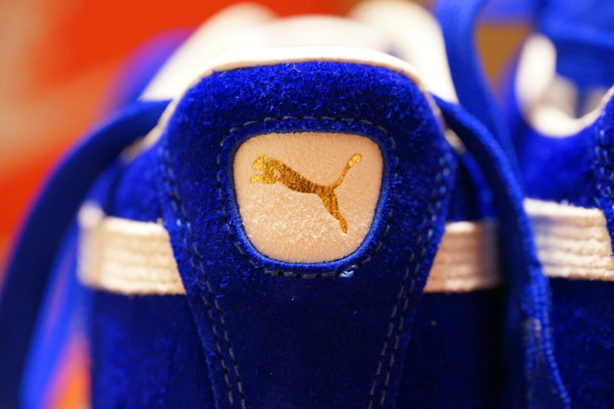 ヒールのプーマロゴはゴールドの箔押し