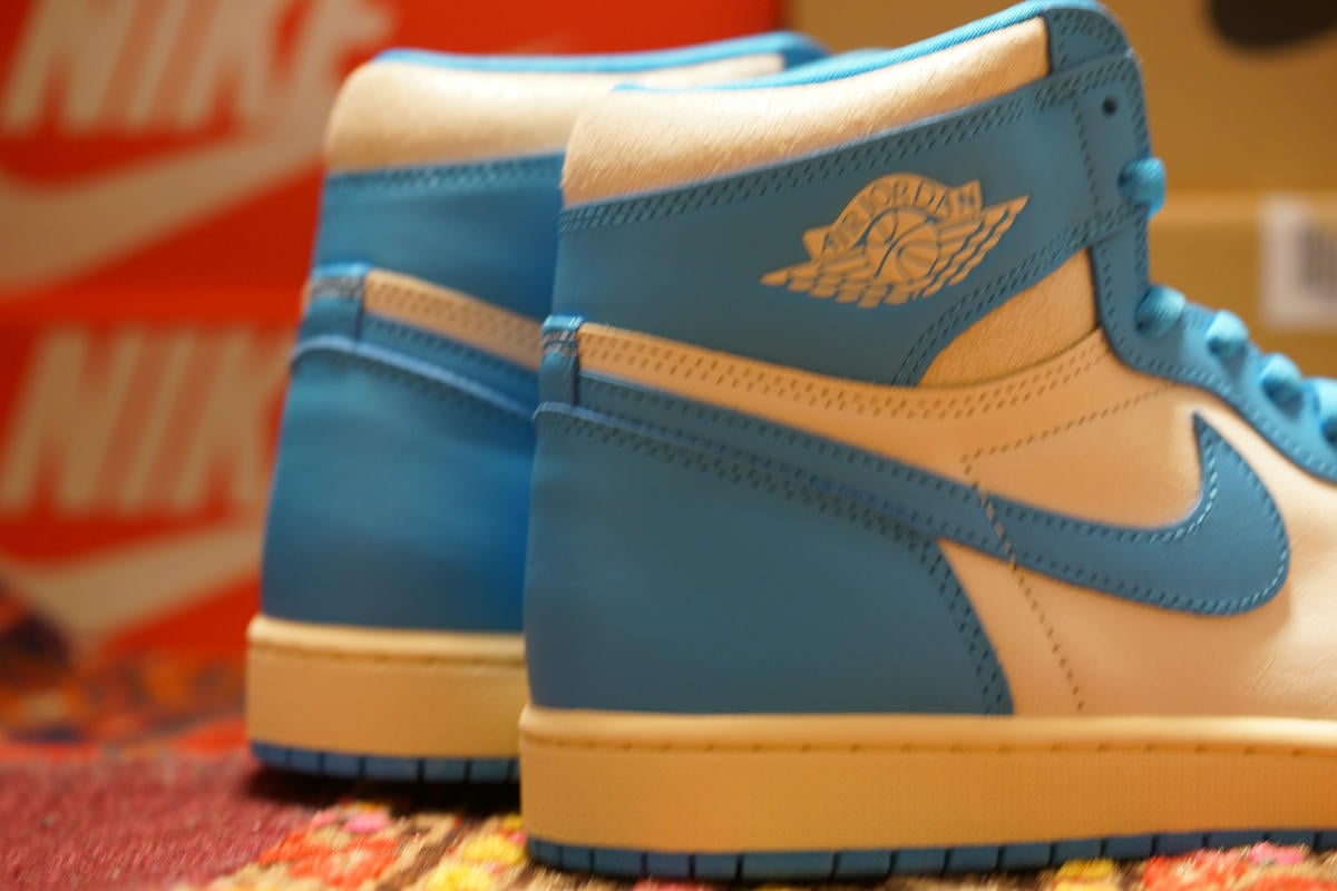 レビュー】ナイキ エアジョーダン1 UNC リイマジンドのサイズ感や