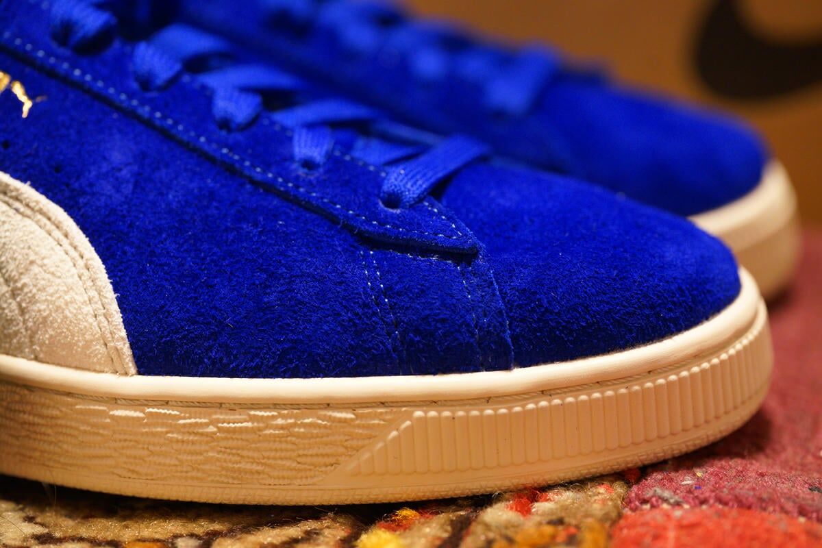 スエードの質感は毛足の長さが均一で滑らか。ブルーも深みがあってカッコいい。