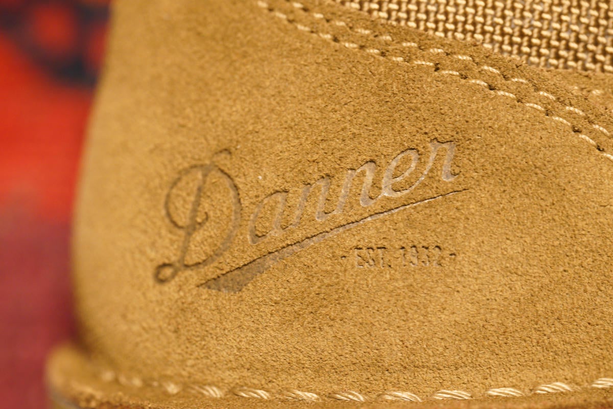 ヒールサイドにDannerのロゴが型押しされている