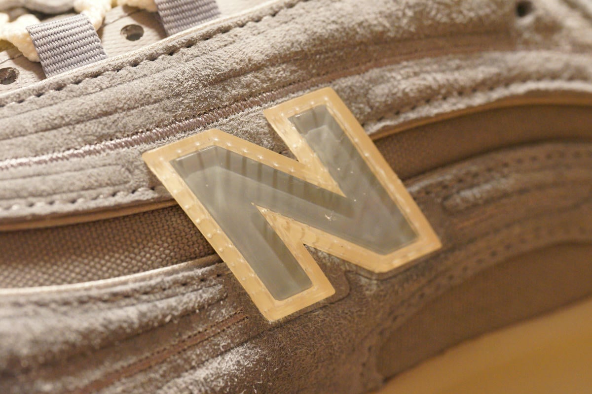 アッパーサイドのNマークは通称「チビN」クリアパーツで覆われているが、このクリアパーツは透明ではなくミッドソールのカラーにあわせているのかややクリーム色がかったカラーとなっている。
