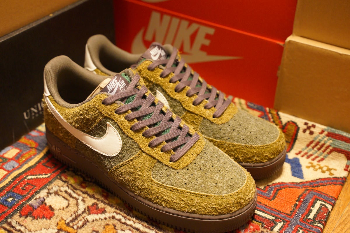 NIKE AIR FORCE 1 07 LX LEAF CAMO のシュラウドを外した状態を右斜め上から見た締めの画像。サイズ感やクッション性の話に進む