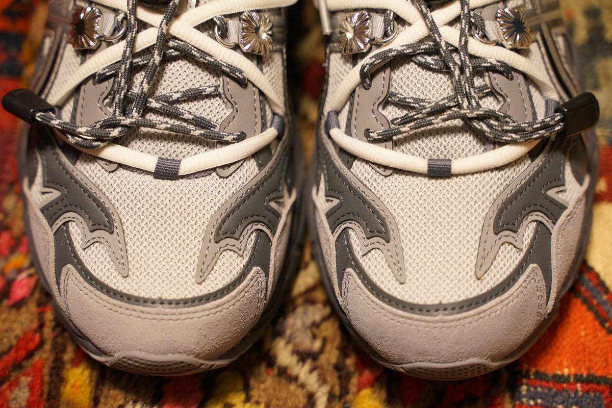 トゥボックスからサイドを駆け抜けるラインはトーガ特有のウェスタン調のディテール