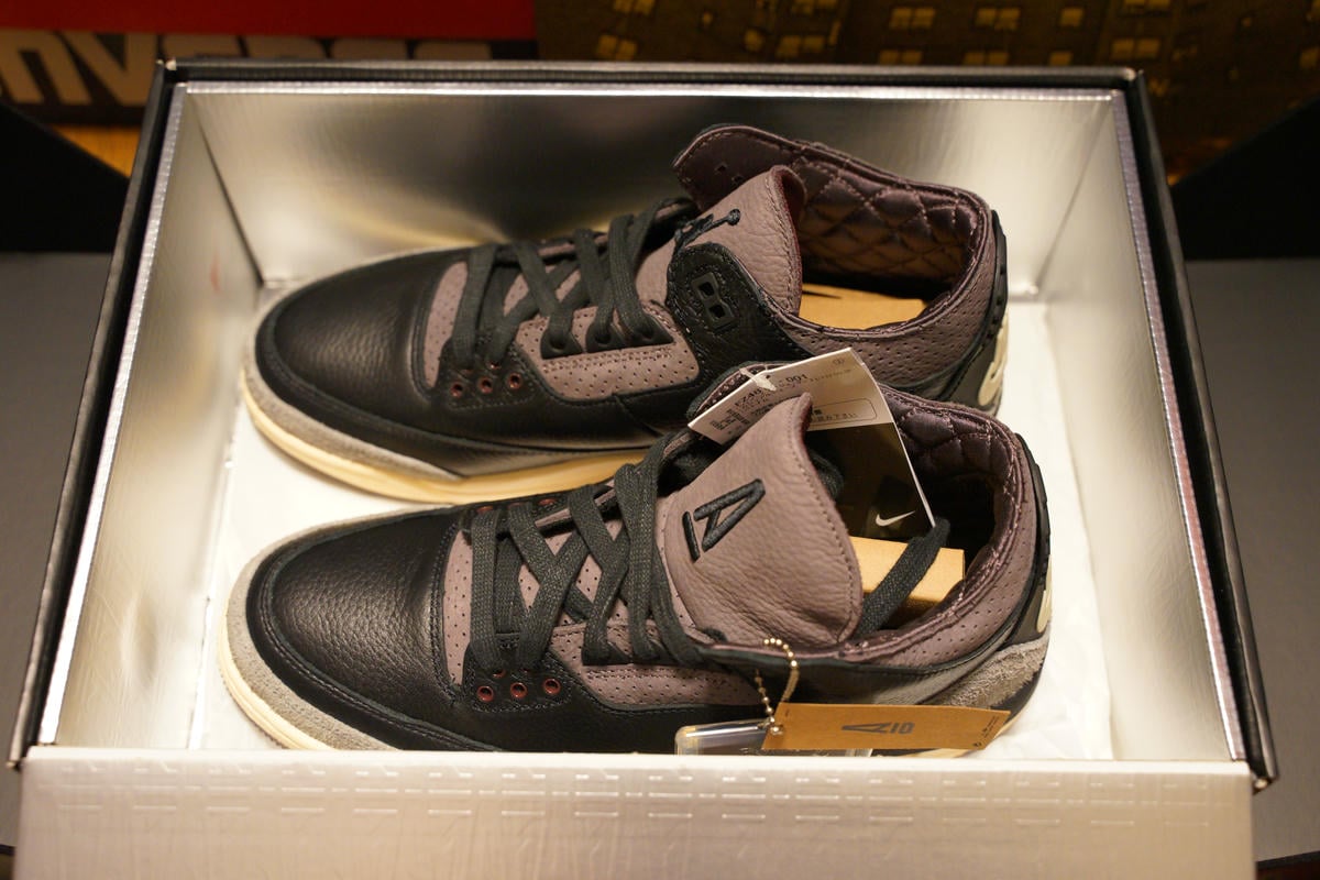 サイズにもよるけど28㎝のシューズボックスはシューズを横にせずにそのまま中に収納することができる。