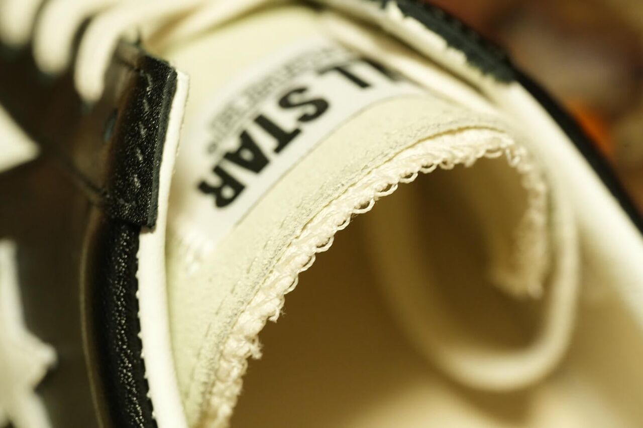 シュータン部分はスエードの下から補強の生地が覗く