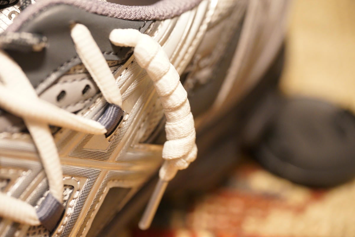 ホワイトのツインレースはフィット感を調整するものというよりデザインのとしてみたほうが良いかも