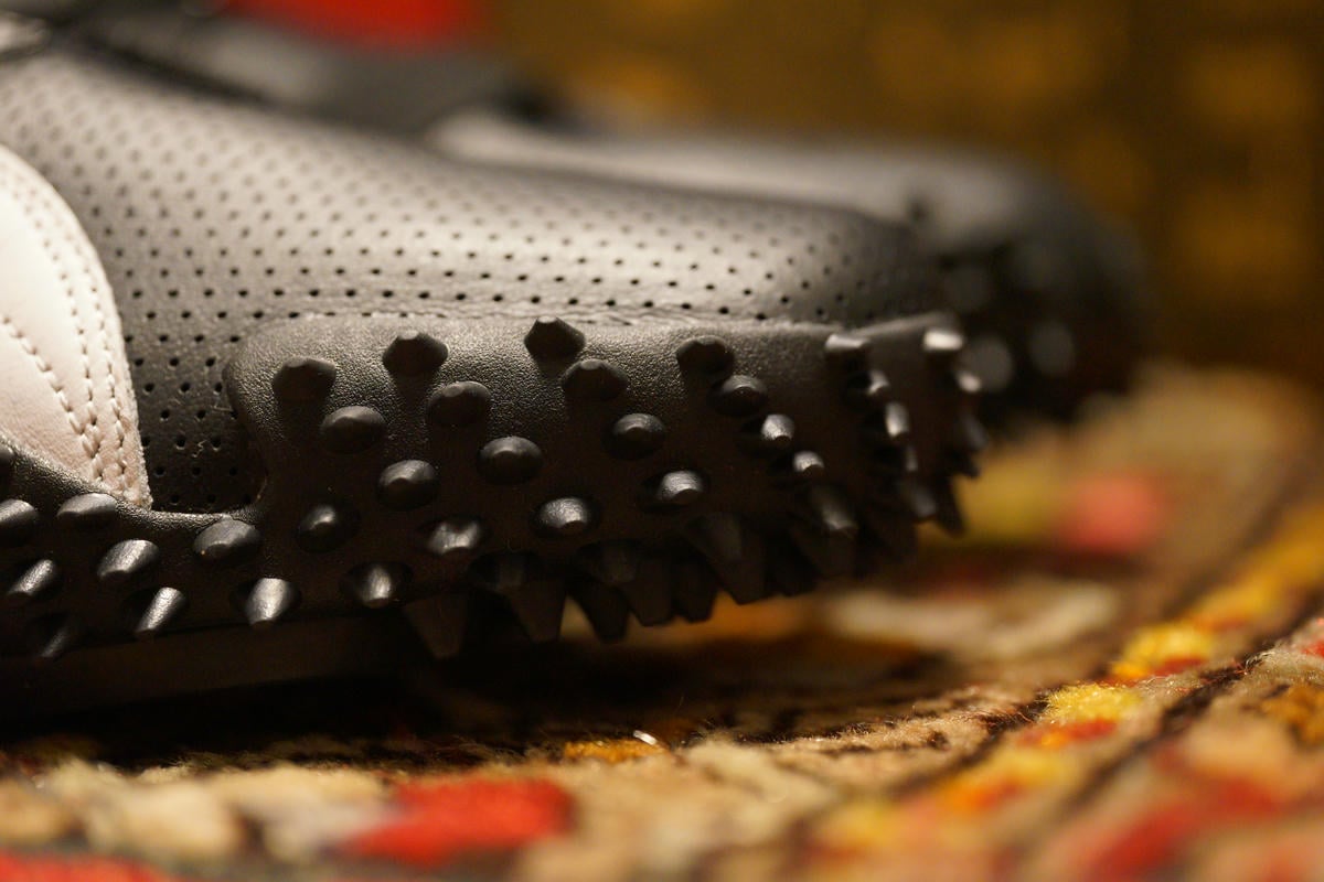 アッパーに巻きあがるように接着されたアウトソールの表面はラバー製のトゲトゲが主張。陸上スパイクがモチーフに組み込まれているのでスパイクのトゲトゲをイメージしている