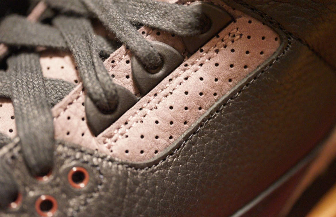 パンチング加工がされたレザーはヌバック系かと思ったけど近くで見ると普通のレザーだった。