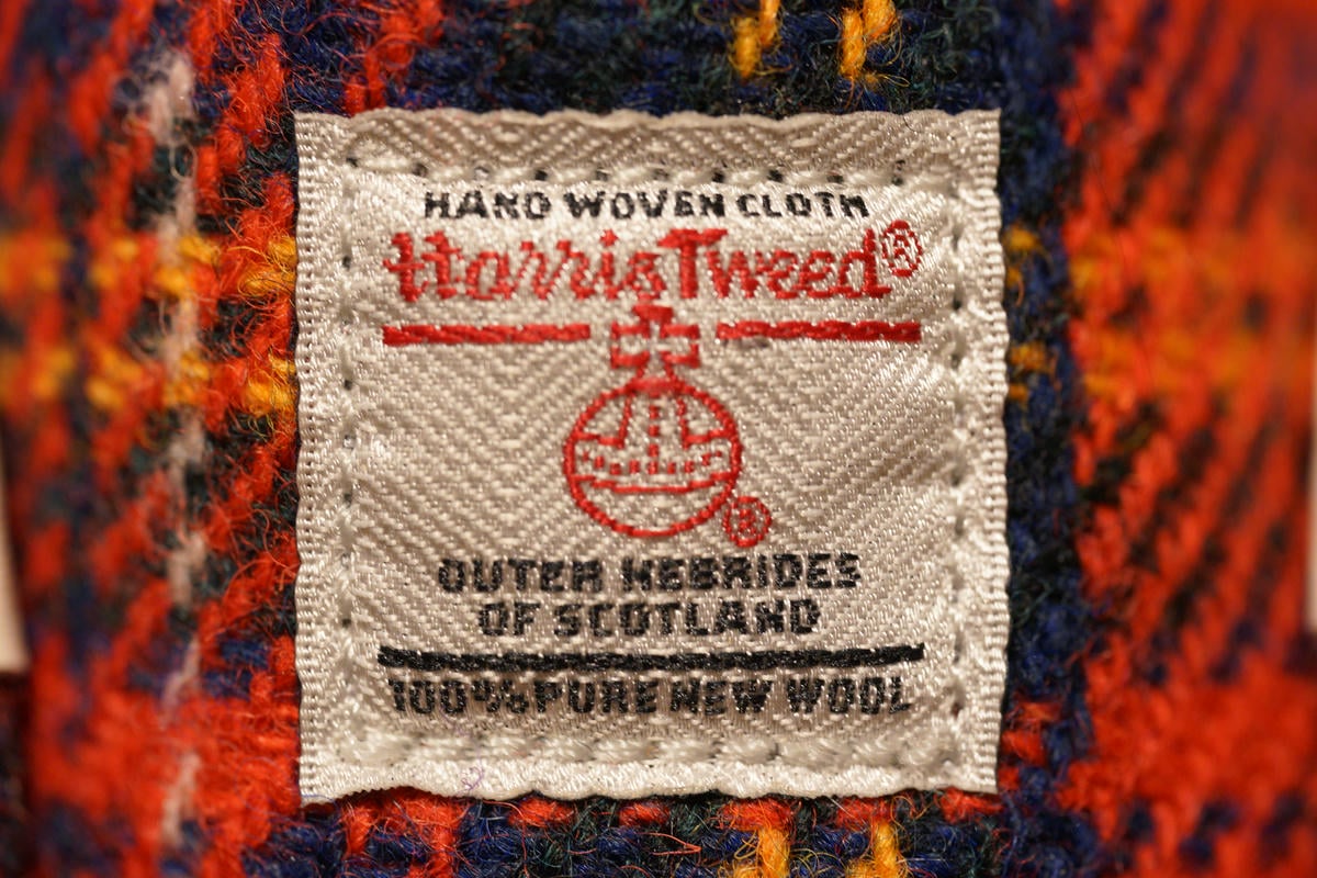 PUMA SUEDE VTG HARRIS TWEED REDのシュータンにはHARRISTWEEDのタグが縫い付けられている