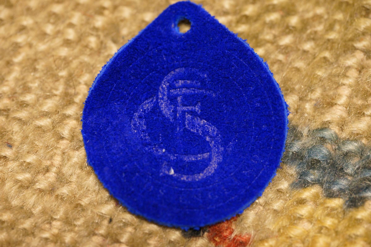 チャールズ.F.ステッドのロゴが入ったレザータグ。