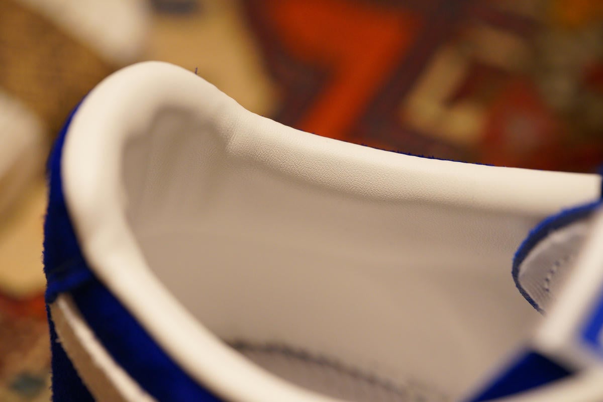 履き口部分はホワイトの合皮。これがMIJ仕様なら天然皮革を使用していただろうな。