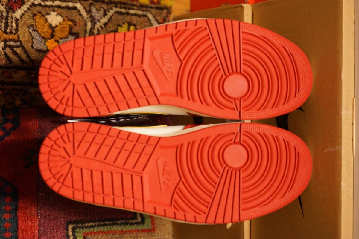 アウトソールはレッド。横幅や縦の長さは普通のAJ1 OGと変わらず