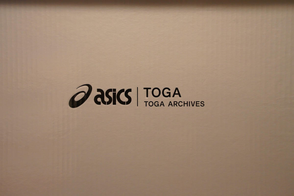 シューズボックスを開くと裏面にはコラボを示すASICSとTOGA TOGA ARCHIVESの文字がプリントされている。