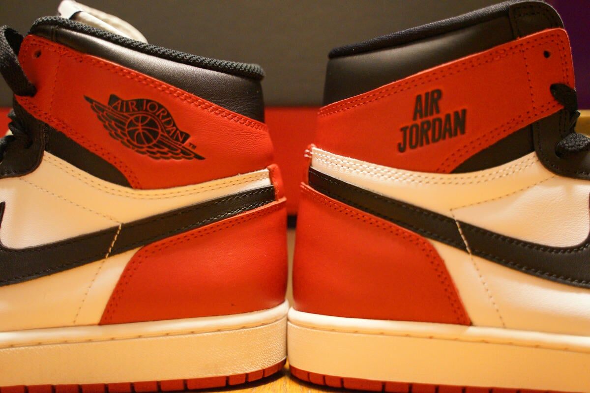 AJ1つま黒 左2013年製 右2024年製 アンクルロゴの違い