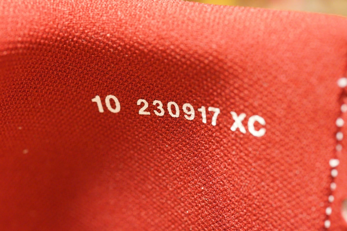 アンクル内部の外側に当たる場所に製造年月日を現すプリント。これ履いているうちにプリントが剥がれちゃいそう。この表記が正しいなら9か月前には製造されていたということになるのかな。