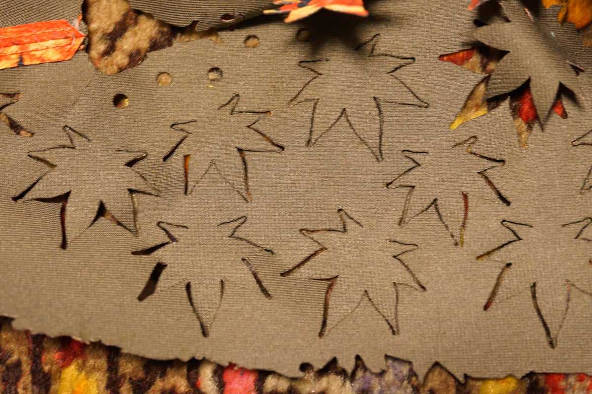 シュラウドは紙のような素材ではなくナイロンポリ系の繊維を下地に利用しているので強度はそれなりにある。